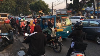 Foto: Pengendara Putar Arah Saat Jalan Mako Brimob Ditutup