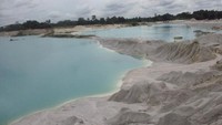 Danau Kaolin memang dikenal dengan danau berair biru yang ikonik di Belitung. Danau ini selalu menjadi tempat favorit untuk hunting foto di Belitung. (titry frilyani/dTraveler)