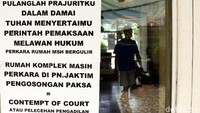 Proses pengosongan rumah warga masih berlangsung.