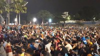 Pembawa acara tiba-tiba naik ke panggung dan meneriakkan mereka telah memenangkan pemilu. (Foto: Haris Fadhil/detikcom)