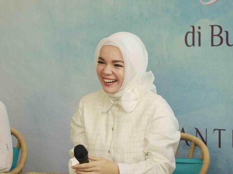 Dewi Sandra Pilih Gaya 'Less Is More' untuk Ramadan
