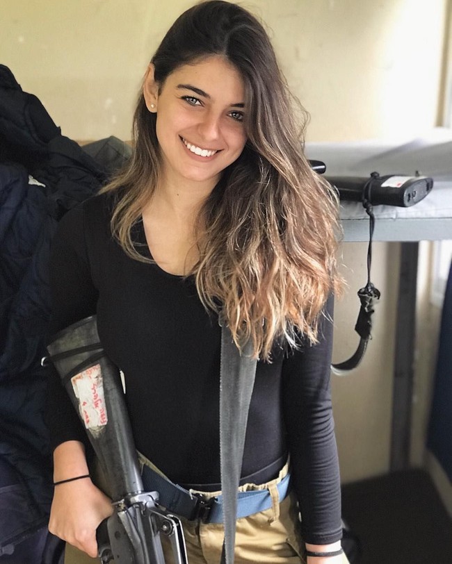  Bertugas menjalani wajib militer, Noa pun menarik perhatian banyak netizen saat mengenakan seragam militer dan membawa senapan. Foto: Instagram