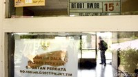 Poster bertuliskan Rumah Ini Dalam Proses Perkara Gugatan Perdata tertempel di kaca rumah warga.