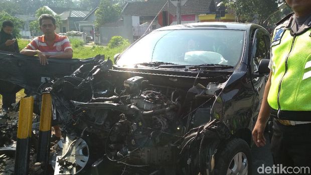 Pengemudi Belajar Nyetir Tabrak KA Gajayana, Mobil Ringsek 