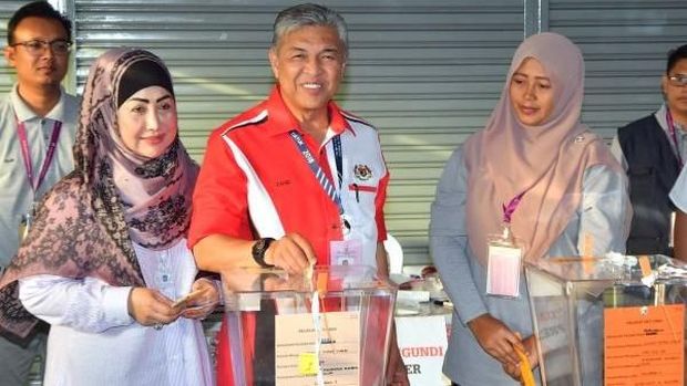 Ahmad Zahid didampingi istri dan putrinya saat menggunakan hak suara