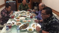 Pada tanya lauknya banyak tapi yang makan cuma ber 2. Ini yang sebenarnya. Makan ber 5, 1 lagi yang foto, tulis Ahok. Tapi untuk berlima kayaknya juga masih terlalu banyak ya? Foto: instagram @basukibtp