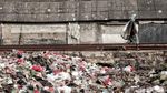 Foto: Lautan Sampah di Pinggir Rel Kereta Kampung Bahari Jakut