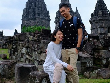 Potret Romantis Rayi 'RAN' dan Istri di Pernikahan Ketujuh 