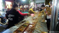 Sate-sate dicelup kuah pedas ini cuma dibanderol 1 Yuan (setara Rp 2 ribuan. Traveler tinggal pilih dan makanlah sampai puas. Soal halal, insyaallah dijamin aman. (Wahyu/detikTravel)
