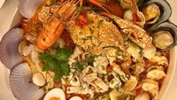 Di Bangkok, Erin sempat mencicip Tom Yum Seafood. Tiba2 kangen pingin makan Tom Yum Seafood big bowl super enaaaakk, tulisnya. Foto: Instagram erintaulany
