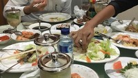 Nyam! Lahap banget nih makan sushinya. Di depan Ahok bahkan ada banyak makanan lainnya, termasuk sayuran. Foto: instagram @basukibtp