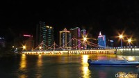 Kota Korla tampak cantik di malam hari. Langit berpasir tentu sudah tidak tampak lagi berganti lampu-lampu hias di sepanjang Peacock River yang membelah kota (Fitraya/detikTravel)