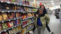 Foto ini jadi bukti dekatnya hubungan Julie Estelle dan sang ayah. Beberlanja makanan ringan di supermarket jadi cara Julie habiskan waktu dengan sang ayah. Foto: Instagram @julstelle