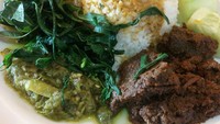 Kalau lagi lapar berat, melihat fotonya saja Anda sudah tergoda. Nasi hangat yang disiram kuah semakin lengkap dan komplet ketika dimakan dengan rendang empuk yang gurih. Foto: Instagram @dabeldi_kitchen.