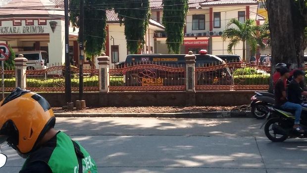 Situasi di depan RS Bhayangkara