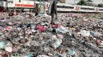 Foto: Lautan Sampah di Pinggir Rel Kereta Kampung Bahari Jakut