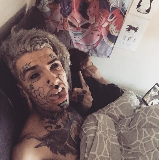 Ethan sudah menjalani sedikitnya 40 kali prosedur modifikasi tubuh, termasuk operasi, tato dan tindik. Ia telah menato kedua bola matanya jadi hitam, menghilangkan pusar, membuat ujung lidahnya bercabang dan setengah daun telinganya digunting. Foto: Instagram/@ethanmodboybramble