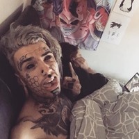 Ethan sudah menjalani sedikitnya 40 kali prosedur modifikasi tubuh, termasuk operasi, tato dan tindik. Ia telah menato kedua bola matanya jadi hitam, menghilangkan pusar, membuat ujung lidahnya bercabang dan setengah daun telinganya digunting. Foto: Instagram/@ethanmodboybramble