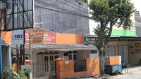 Toko-toko itu terpaksa harus tutup dan tak beroperasi.