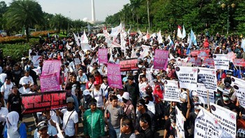 Massa menyuarakan aspirasinya di Taman Pandang Istana.