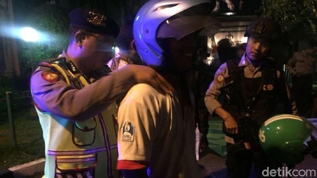  Polisi razia pengendara motor di depan Mako Brimob