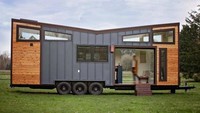 Rumah truk ini dibuat dari kombinasi material truk multiaxle dengan kayu. Garasinya yang dibuka luas membuat ruangan dalam rumah jadi lebih luas dan bikin takjub. Bagian atap rumah ini dibangun seperti sayap sebuah kupu-kupu. Inhabitat/Istimewa.