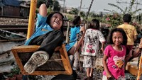 Taman bermain ini selalu ramai dipenuhi anak-anak pada sore hari.