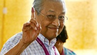 Mahathir Mohammad berpose menunjukkan jarinya setelah mengisi lembar suara. Lai Seng Sin/Reuters.