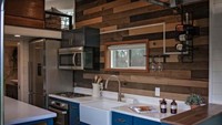 Rumah ini punya dua pintu utama, sebuah pintu utama yang terbuat dari kayu dan pintu yang dapat ditarik masuk. Inhabitat/Istimewa.