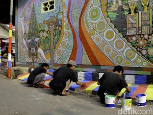 Kampung Kumuh Jadi Warna-warni Demam Piala Dunia di Batang