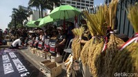 Dalam aksinya, mereka juga membawa berbagai hasil panen.
