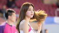 Inilah Kim Yeon Jeong, yang sempat viral karena disebut-sebut sebagai cheerleader paling cantik di Korea Selatan. Kecantikannya saat bertugas di pinggir lapangan membuat pria sering gagal fokus. (90_allie/Instagram)