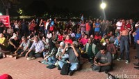Dalam pemilu kali ini, Mahathir berjanji untuk melepaskan mantan rival politiknya, Anwar Ibrahim (70), yang kini dipenjara atas kasus sodomi. Anwar pernah menjabat Wakil PM Malaysia tahun 1993-1998 di bawah Mahathir. (Foto: Haris Fadhil/detikcom)
