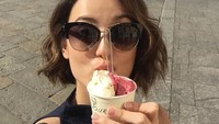 Gelato everyday keeps the blues away tulisnya saat berlibur ke kota Como, di Italia sambil menikmati gelato yang manis segar. Foto: Instagram @julstelle