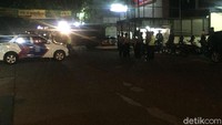 Polisi menutup jalan di depan Mako Brimob, Kelapa Dua, Depok. Penutupan jalan dilakukan setelah penjagaan diperketat pascarusuh di Mako Brimob.