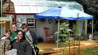 Hanya dengan $ 12.000, keluarga ini membangun rumah seluas 320 m2 dengan menggunakan bahan bangunan yang biasa digunakan. Inhabitat/Istimewa.