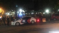 Pantauan detikcom di lokasi Rabu (9/5/2018) pukul 04.54 WIB, kedua sisi jalan di depan Mako Brimob masih di tutup dan dijaga ketat. Warga yang sekitar pun sudah mulai beraktivitas dan berlalu lalang di sekitar jalan tersebut.