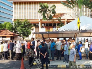 Antrean Warga Malaysia ke TPS Mengular hingga Trotoar