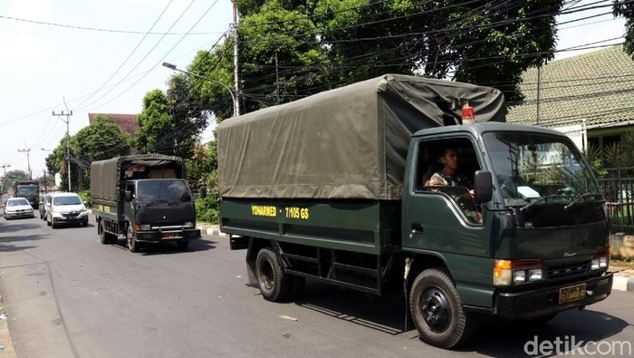 Warga yang tinggal di Kompleks Kodam Jaya, Tanah Kusir, Jakarta Selatan, mulai mengosongkan rumahnya, Rabu (9/5/2018).