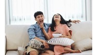Sedang makan apa ya? Tarra Budiman dan sang istri Gya terlihat asyik duduk bersama sambil menikmati makanan enak. Mau dong? Foto: Instagram @tarrabudiman