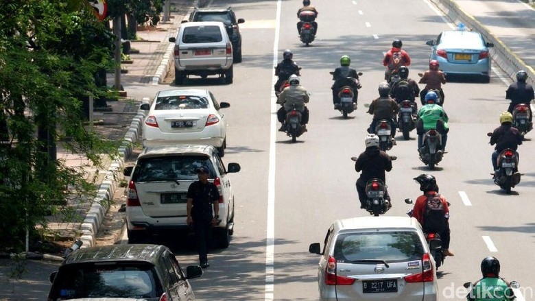 Suasana jalanan di Jakarta (Foto: Agung Pambudhy) Suasana jalanan di Jakarta (Foto: Agung Pambudhy)