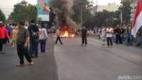 Foto: Aksi ini digelar karena warga menolak pengosongan rumah mereka oleh Kodam. Ini tanah negara, tanah kami. Jadi pagi ini mereka berencana melakukan pengosongan paksa dan hari ini warga sudah bertekad melawan sampai titik darah penghabisan, ujar Rasman (50). Fotografer: Carlo Venansius Homba/detikcom