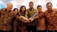 Direktur PT Sarana Meditama Metropolitan Tbk Hassan Themas (dari kiri), bertumpu tangan dengan Direktur Maria Theresia Yulita, Direktur Surina, Presiden Direktur Sankaranarayanan Shrikanth, Presiden Komisaris Budi Hadidjaja dan Komisaris Independen Supriyantoro, seusai rapat umum pemegang saham tahunan, di Jakarta, Rabu (9/5/2018).