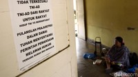 Poster-poster penolakan pengosongan tertempel di pintu rumah warga.