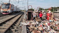 Sejumlah warga beraktivitas di atas tumpukan sampah pinggir rel Kampung Bahari, Tanjung Priok, Jakarta Utara, Selasa (8/5/2018).