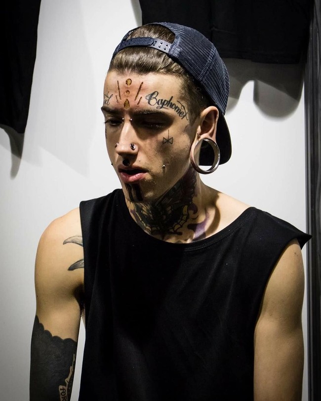 Satu hal yang terpenting baginya adalah bisa mengekspresikan diri dengan bebas. Tak peduli anggapan negatif orang. Foto: Instagram/@ethanmodboybramble