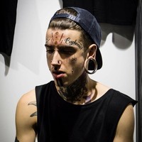 Satu hal yang terpenting baginya adalah bisa mengekspresikan diri dengan bebas. Tak peduli anggapan negatif orang. Foto: Instagram/@ethanmodboybramble