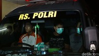 Jenazah dibawa dengan ambulans.