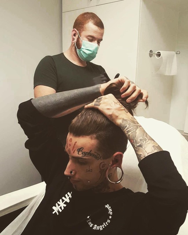 Tato mata juga menjadi pengalaman modifikasi tubuh yang paling mengerikan baginya. Ethan ingin bola matanya berwarna hitam total dan untuk itu ia harus menjalani prosedur yang sangat menyakitkan. Foto: Instagram/@ethanmodboybramble