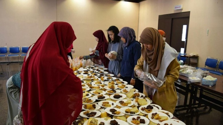 Guyubnya Menyiapkan Takjil di Hamamatsu Jepang Guyubnya Menyiapkan Takjil di Hamamatsu Jepang